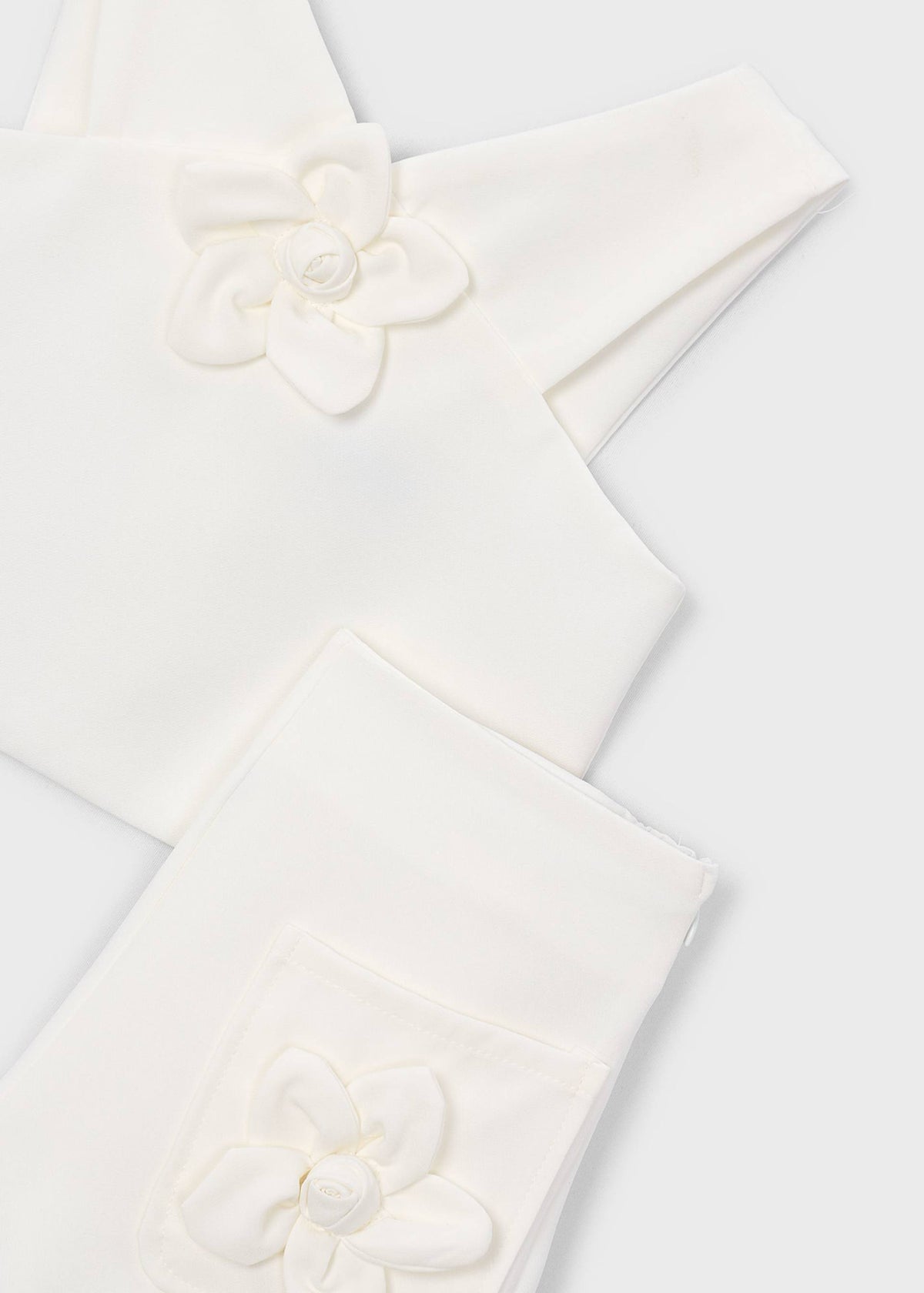 Blumenset mit Mädchen in Bermudashorts