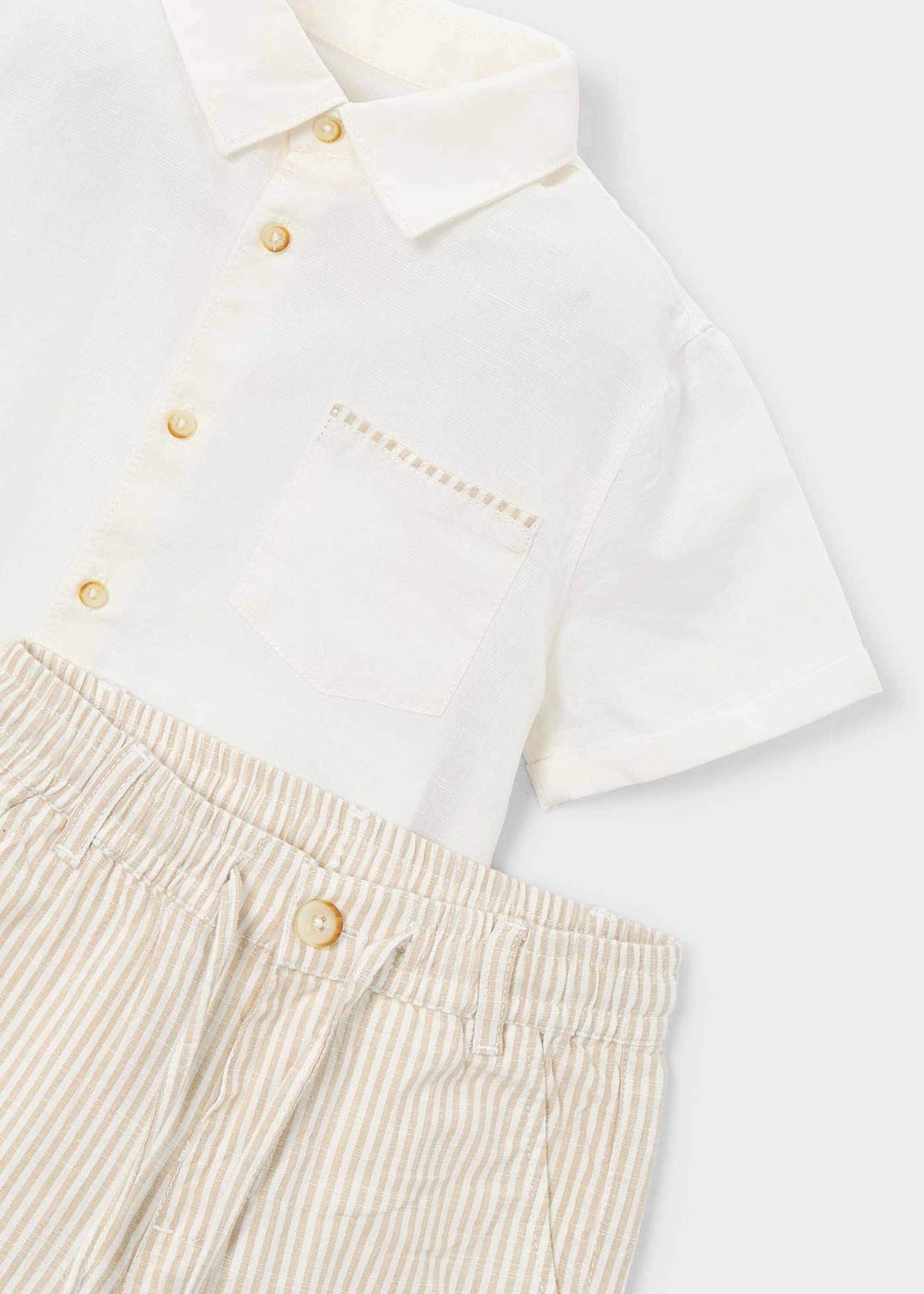 Linien-Set mit Junge in Bermuda-Shorts