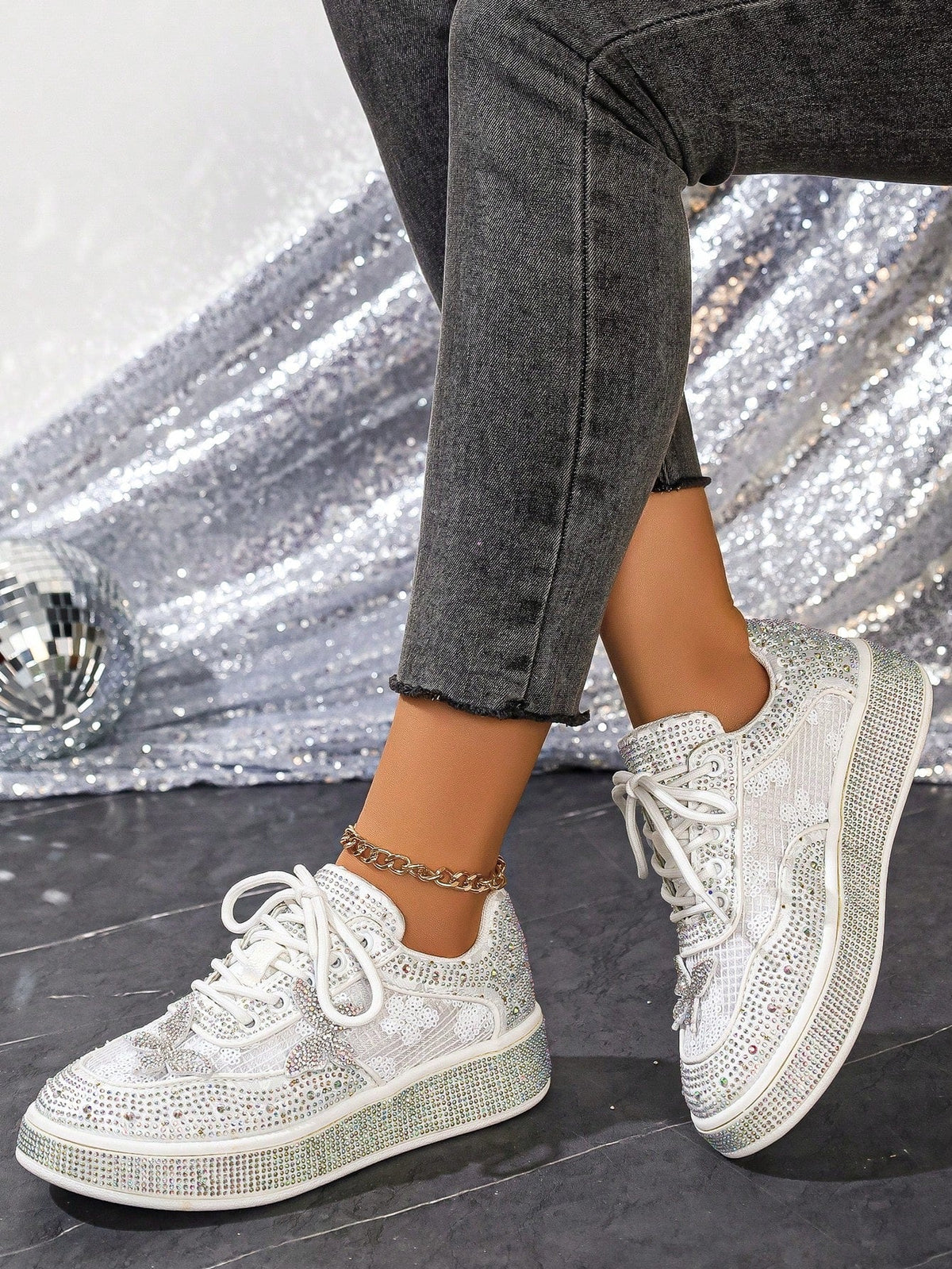 Bequeme ultraleichte weiße Sneaker mit Allover-Strassbesatz