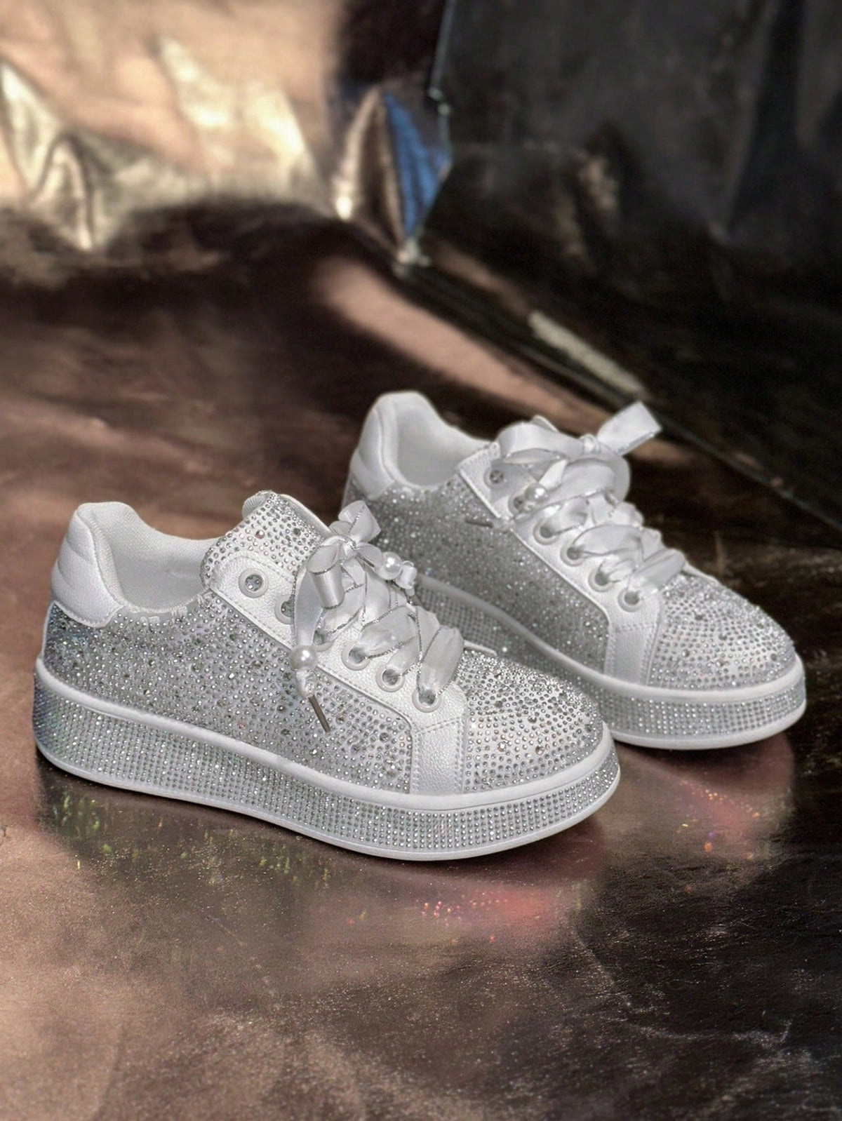 Leichte Freizeitsneaker mit Strassdekor und runder Kappe
