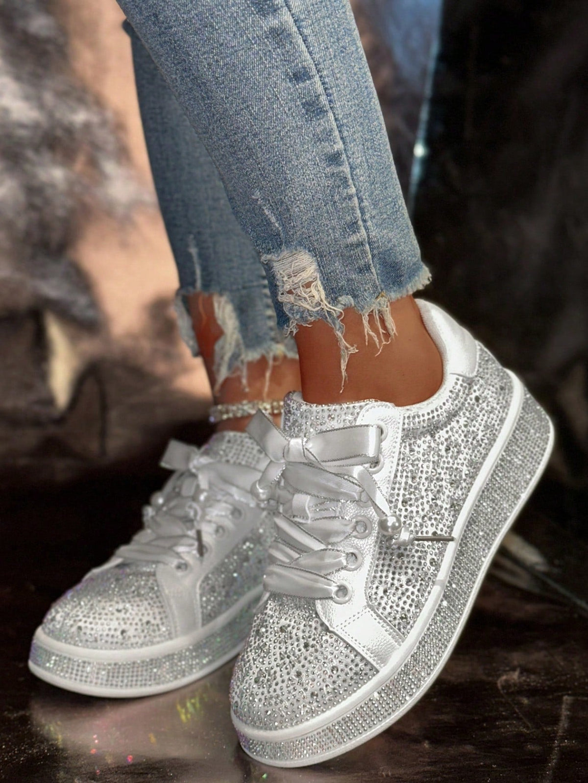Leichte Freizeitsneaker mit Strassdekor und runder Kappe