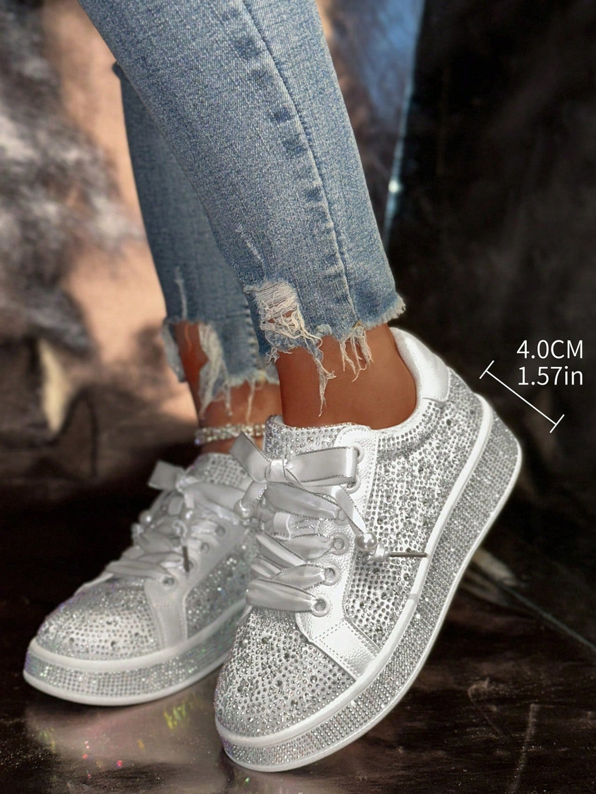 Leichte Freizeitsneaker mit Strassdekor und runder Kappe