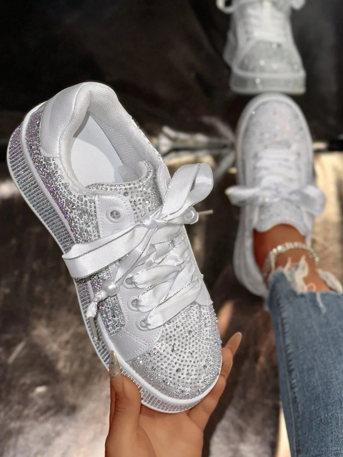 Leichte Freizeitsneaker mit Strassdekor und runder Kappe