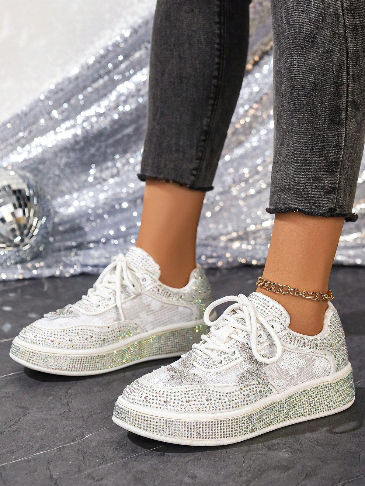 Bequeme ultraleichte weiße Sneaker mit Allover-Strassbesatz