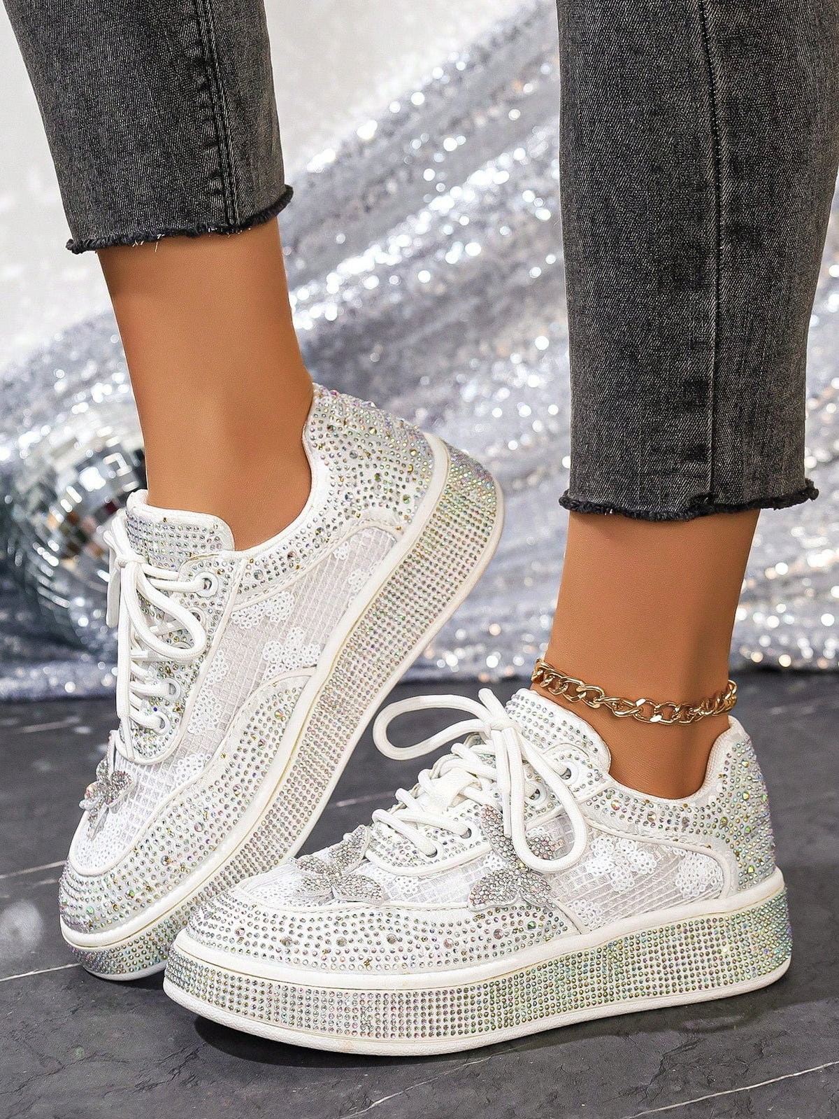 Bequeme ultraleichte weiße Sneaker mit Allover-Strassbesatz