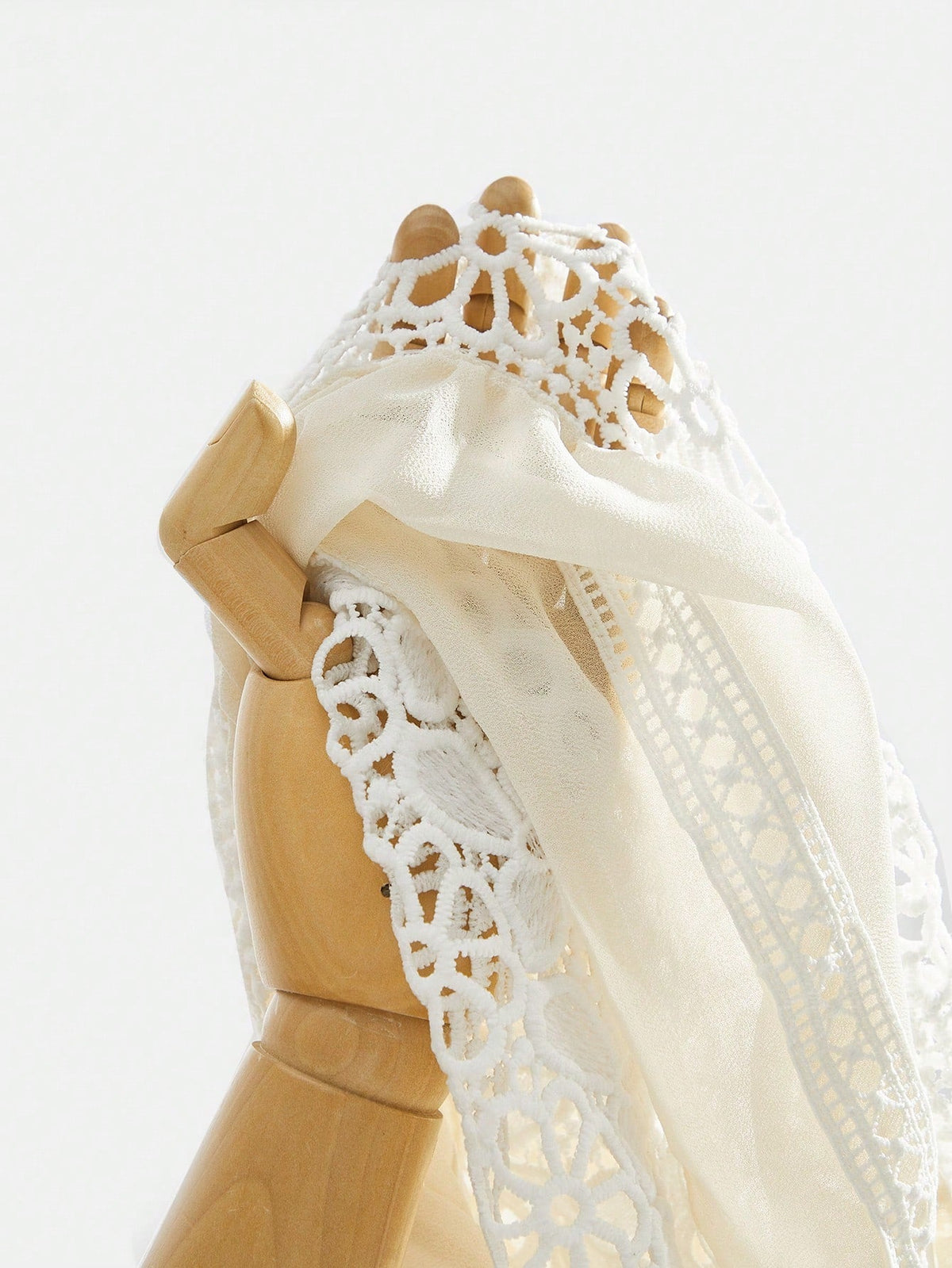 Maxikleid im French-Fashion-Palace-Stil mit Cut-outs und weicher Spitzenborte