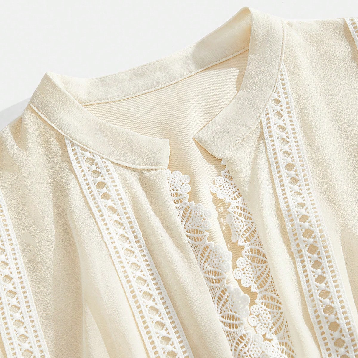 Maxikleid im French-Fashion-Palace-Stil mit Cut-outs und weicher Spitzenborte