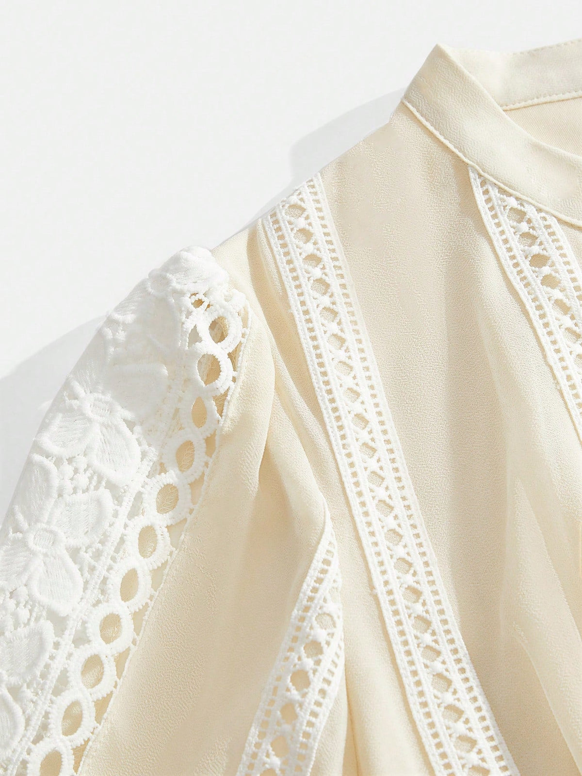 Maxikleid im French-Fashion-Palace-Stil mit Cut-outs und weicher Spitzenborte
