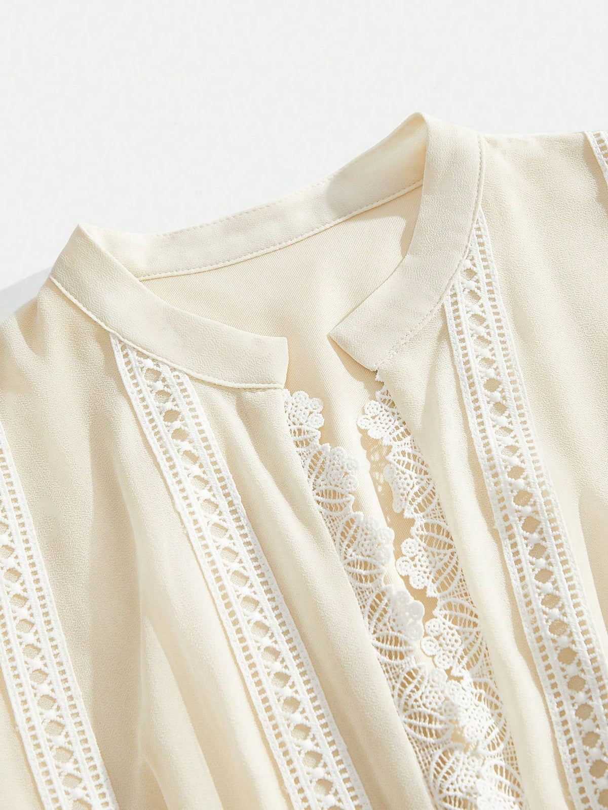 Maxikleid im French-Fashion-Palace-Stil mit Cut-outs und weicher Spitzenborte