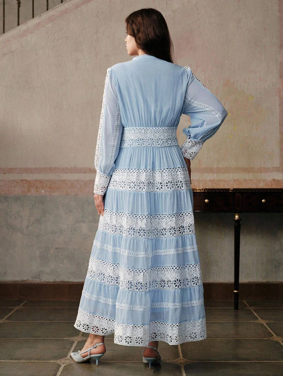 Maxikleid im French-Fashion-Palace-Stil mit Cut-outs und weicher Spitzenborte