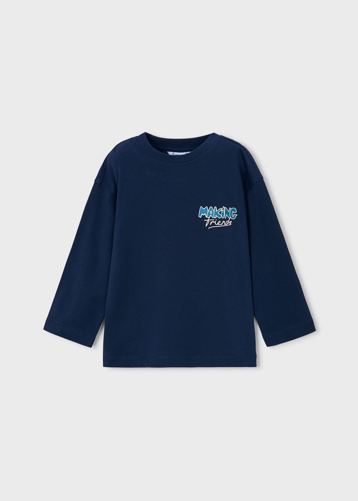 Junge gestaltet T-Shirt