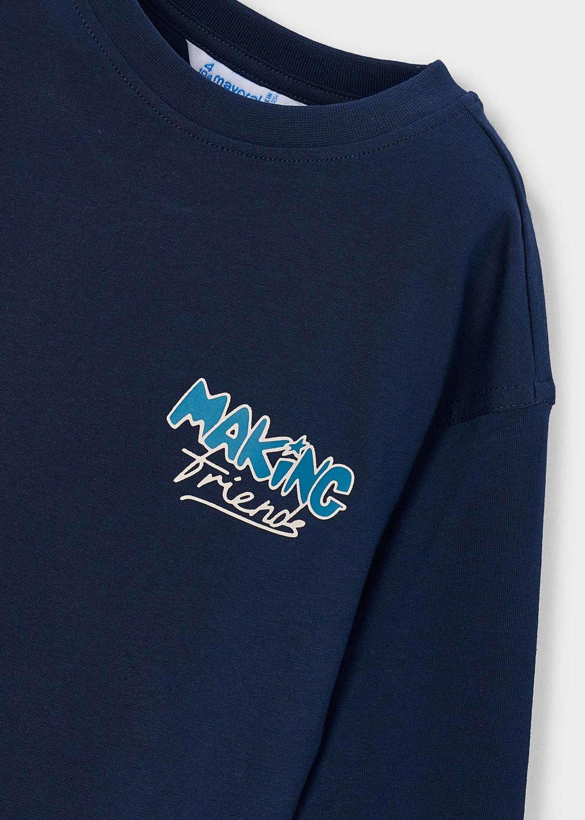 Junge gestaltet T-Shirt