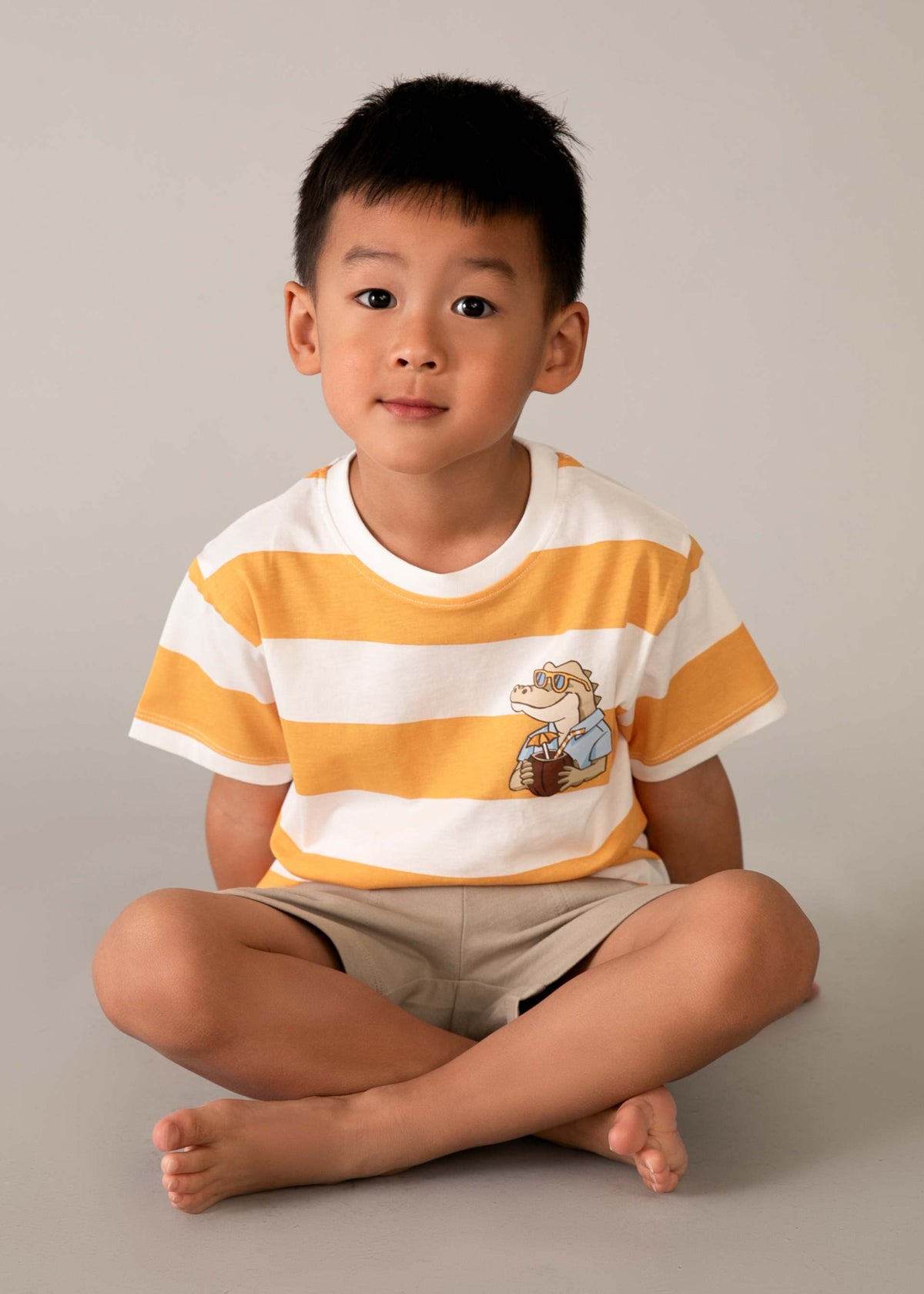 Set aus gestreifter Hose und T-Shirt für Jungen