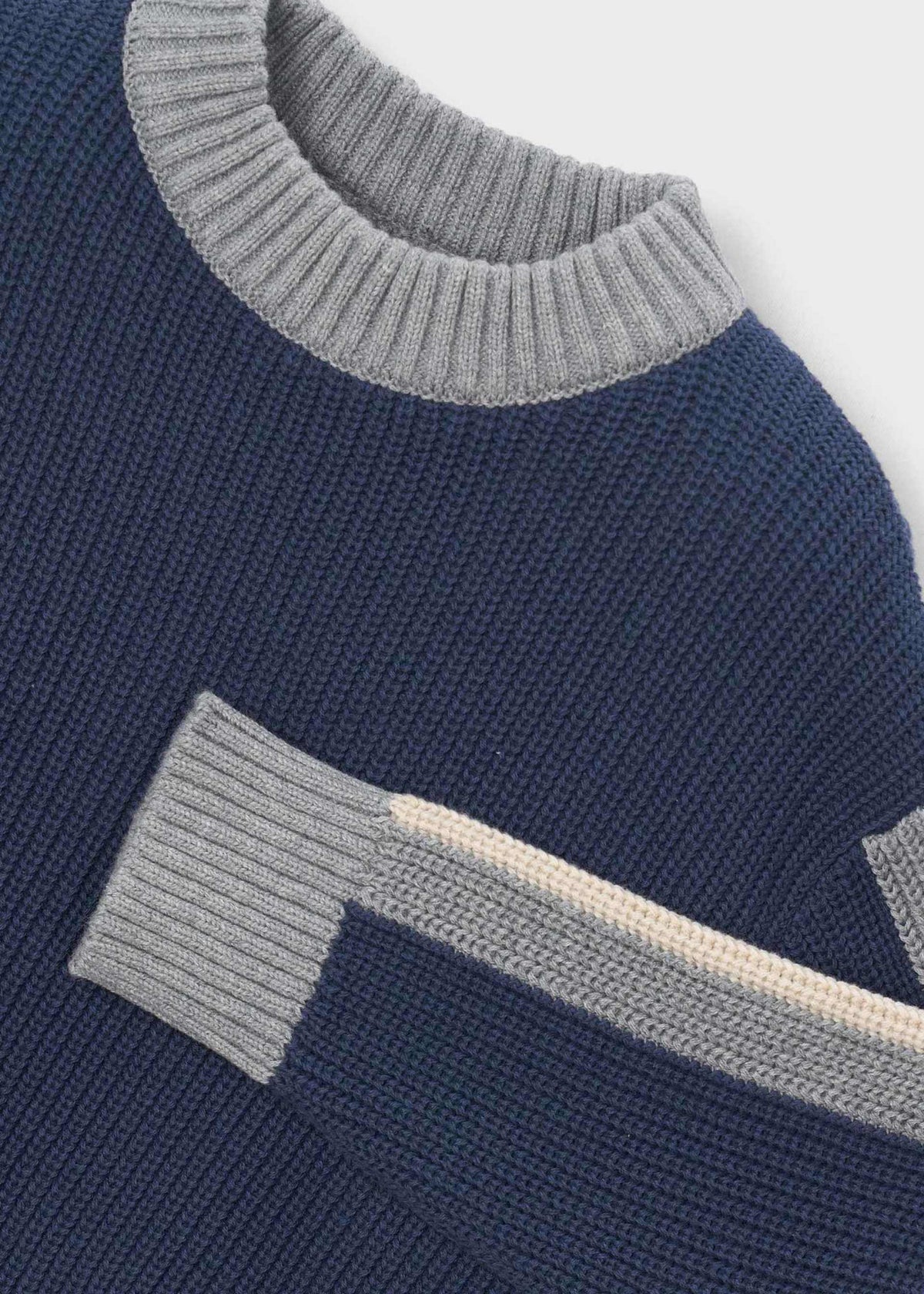 Contrast-coloured jumper for boys