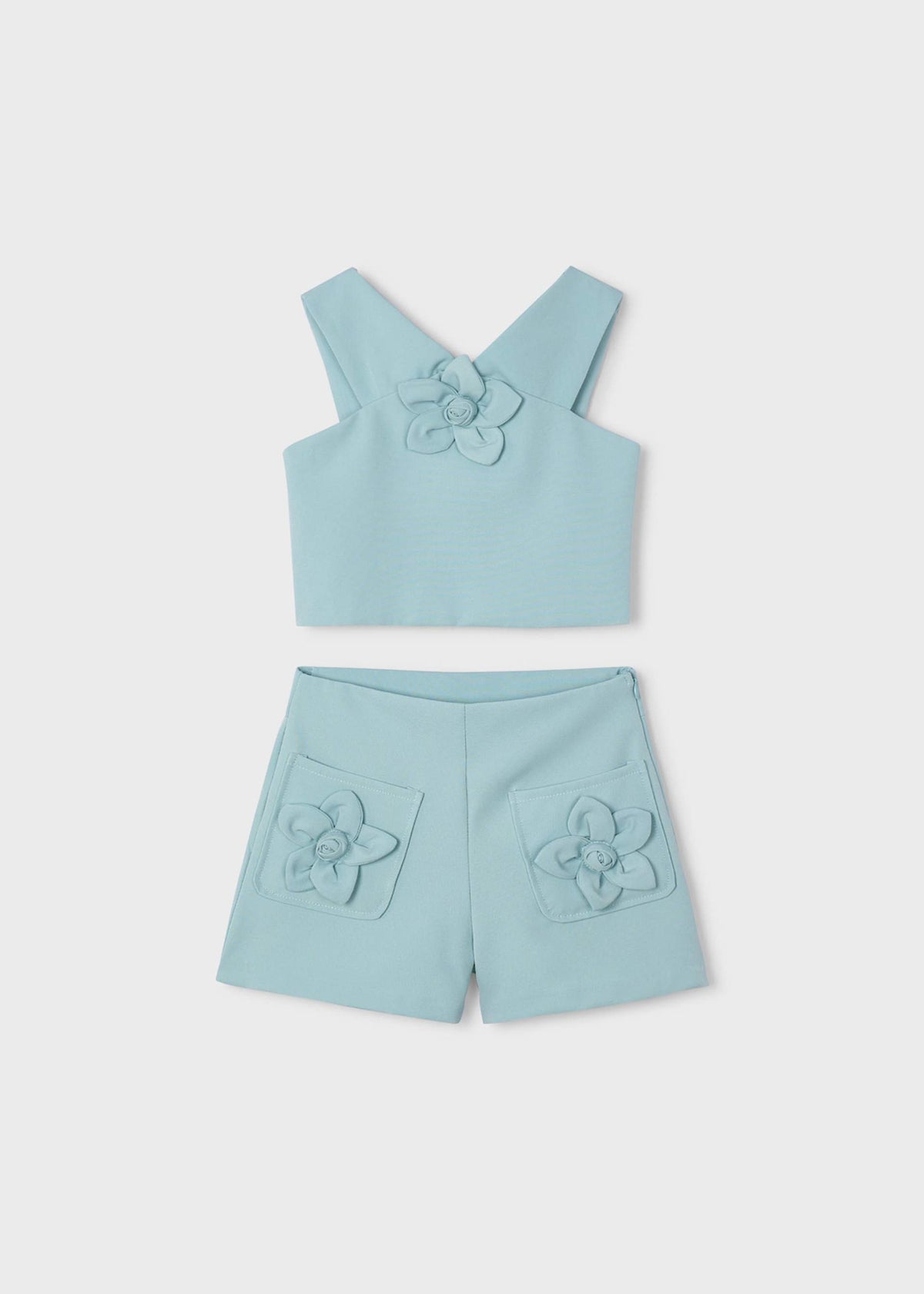 Blumenset mit Mädchen in Bermuda-Shorts