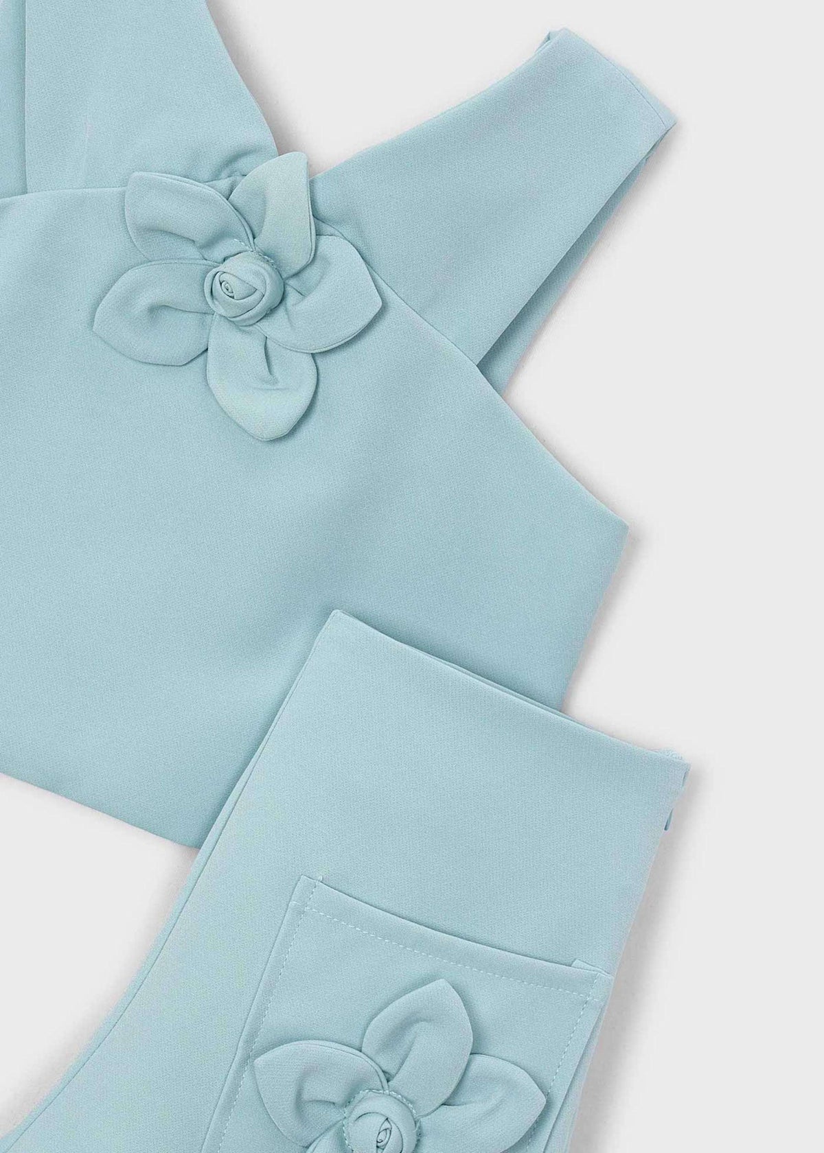 Blumenset mit Mädchen in Bermuda-Shorts