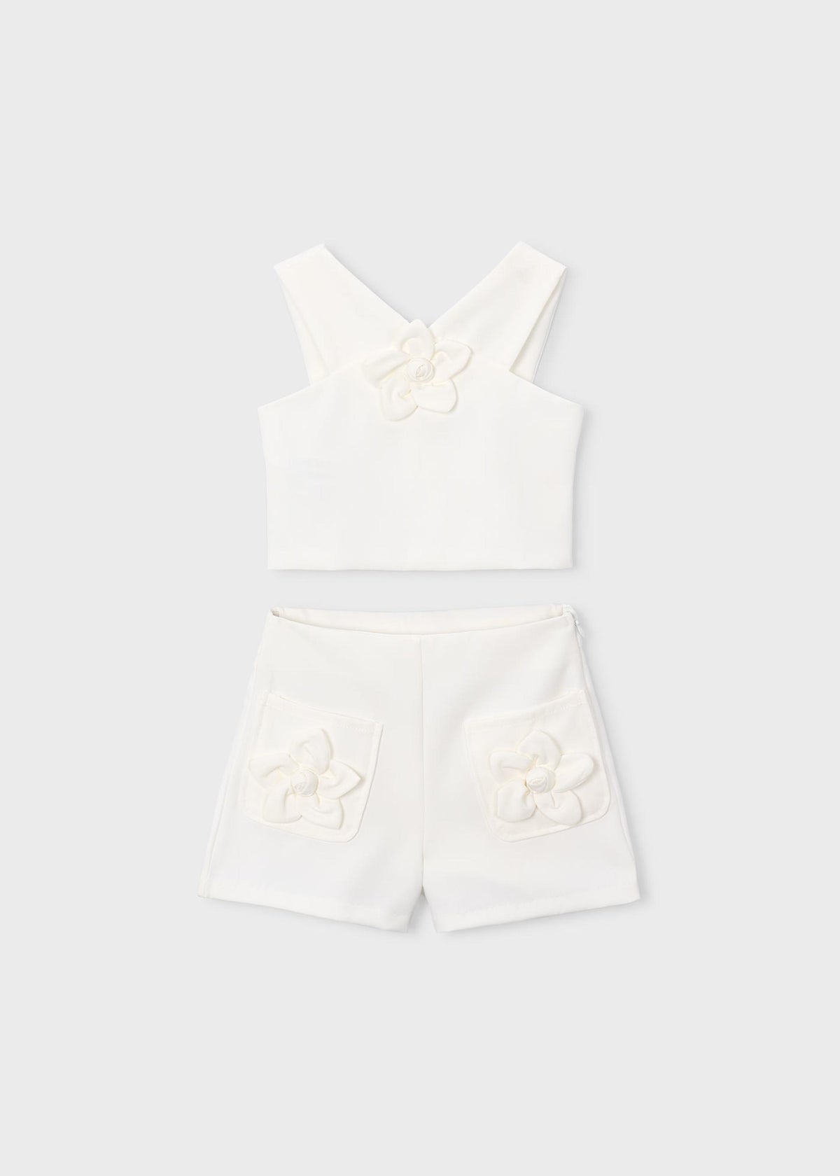 Blumenset mit Mädchen in Bermudashorts