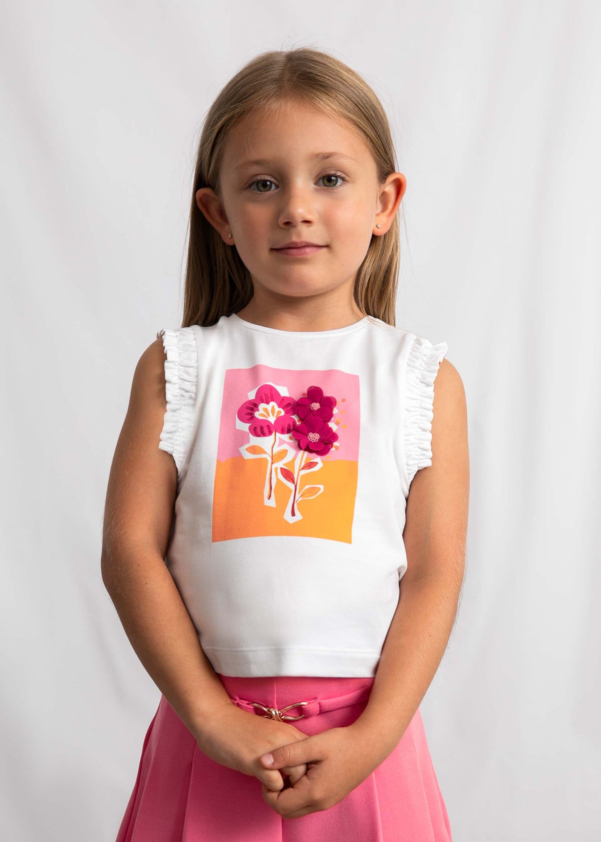 Mädchen im Blumen-T-Shirt