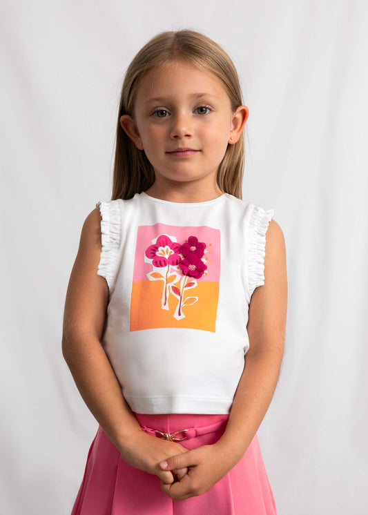 Mädchen im Blumen-T-Shirt