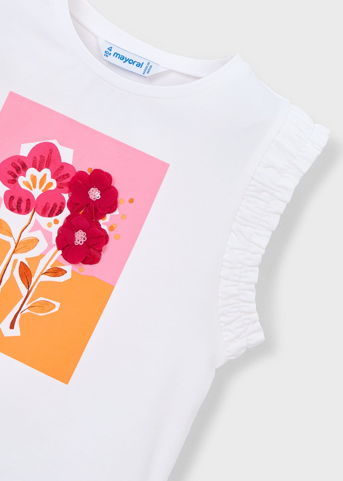 Mädchen im Blumen-T-Shirt