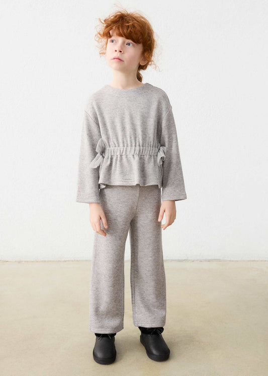 Set aus Mädchenhose und Pullover mit Schleifen