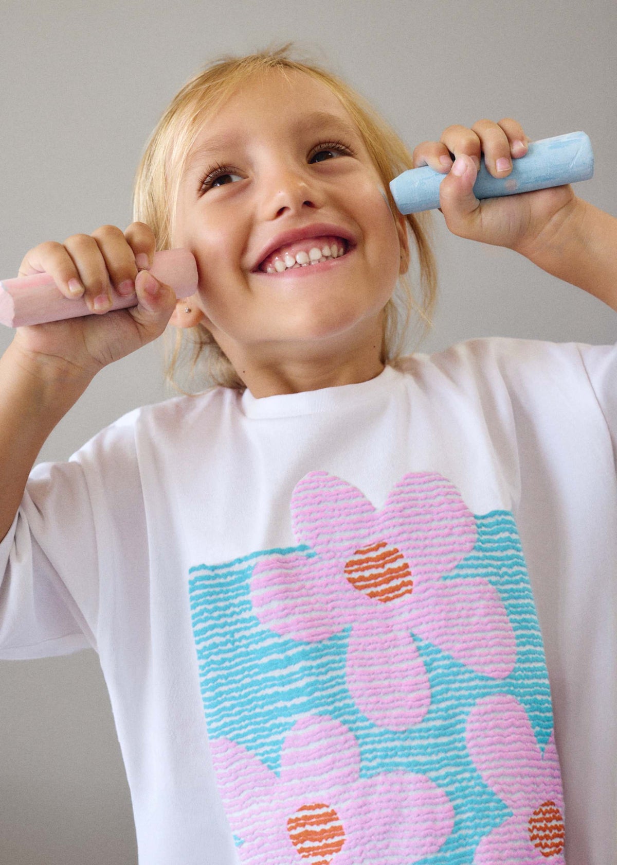 Mädchen-T-Shirt mit überschnittenen Schultern