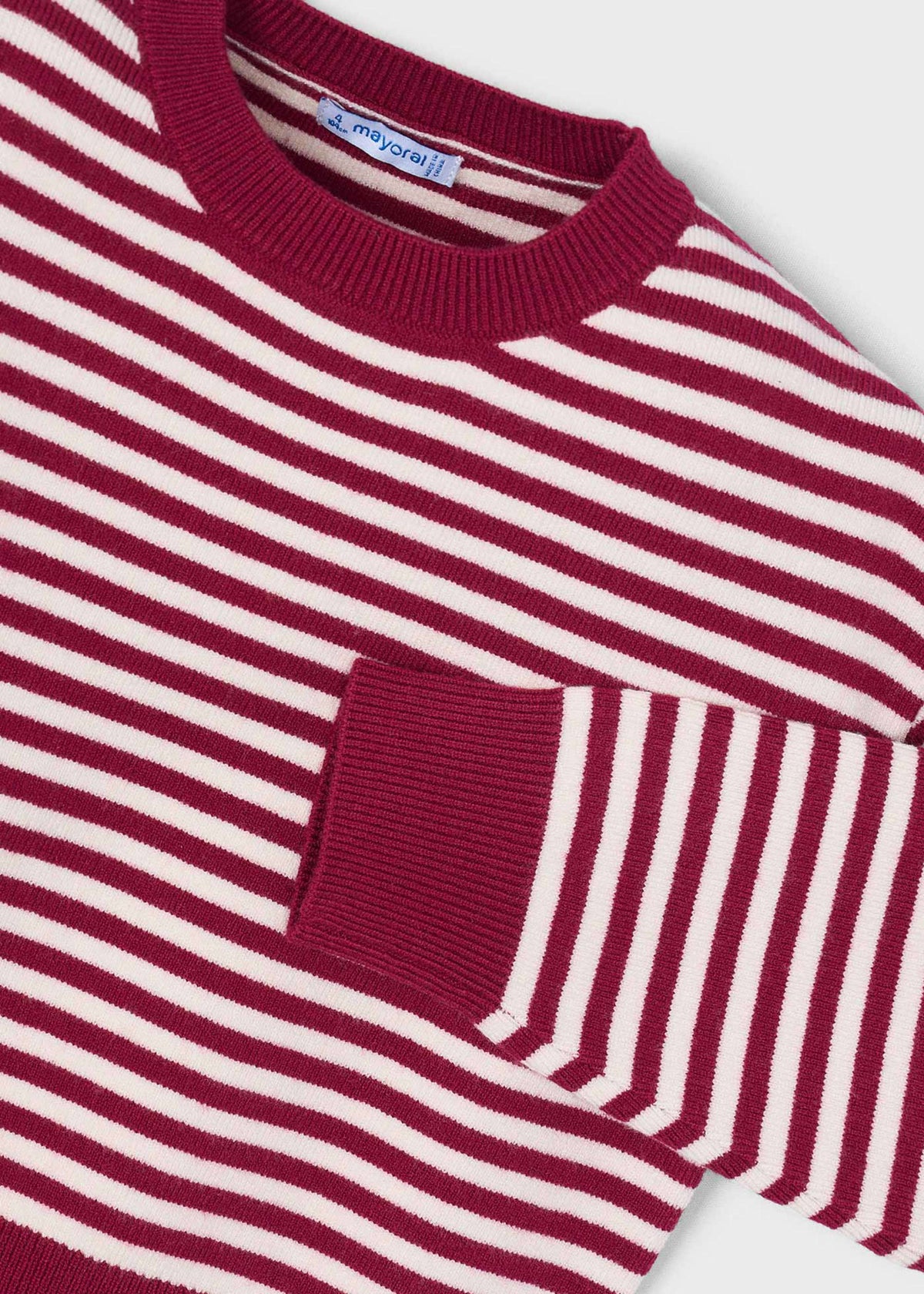 Gestreifter Mädchenpullover mit Schal