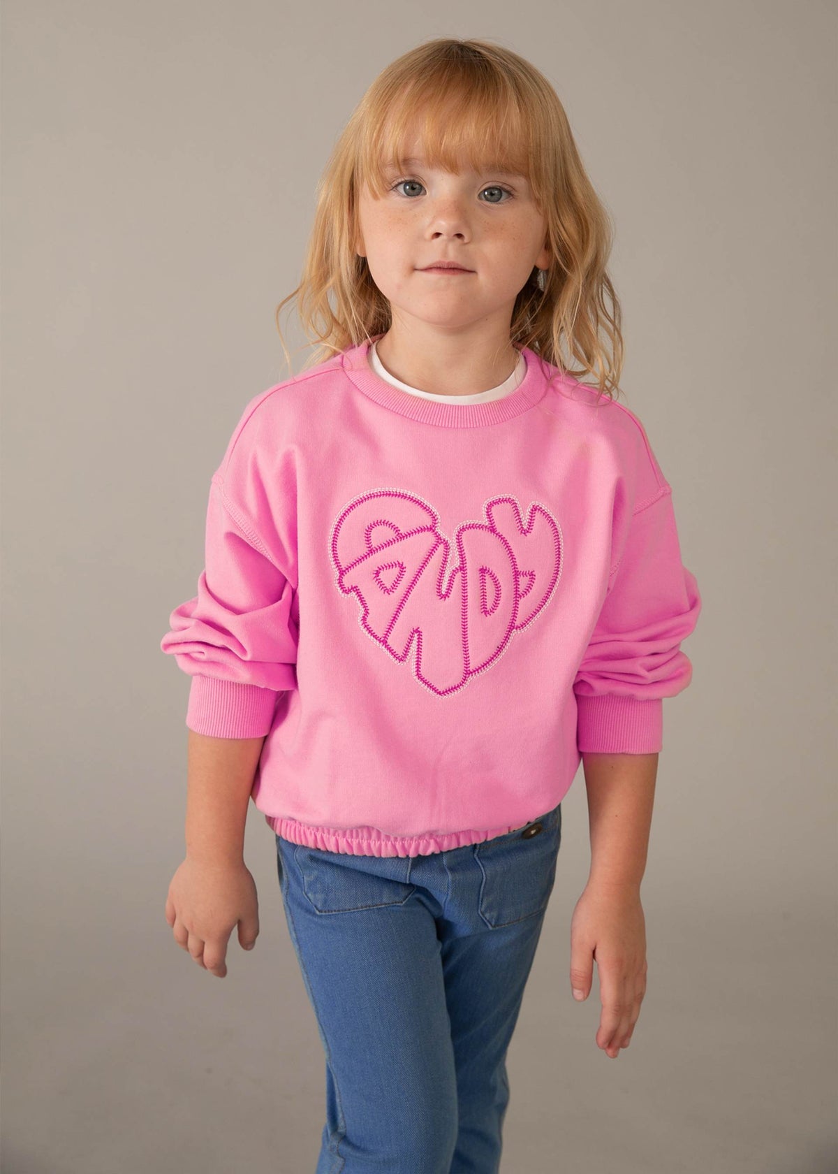 Mädchen-Sweatshirt mit gestickten Buchstaben