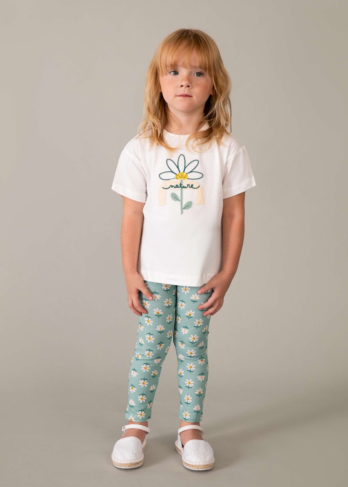 Set aus bedruckten Leggings und T-Shirt für Mädchen