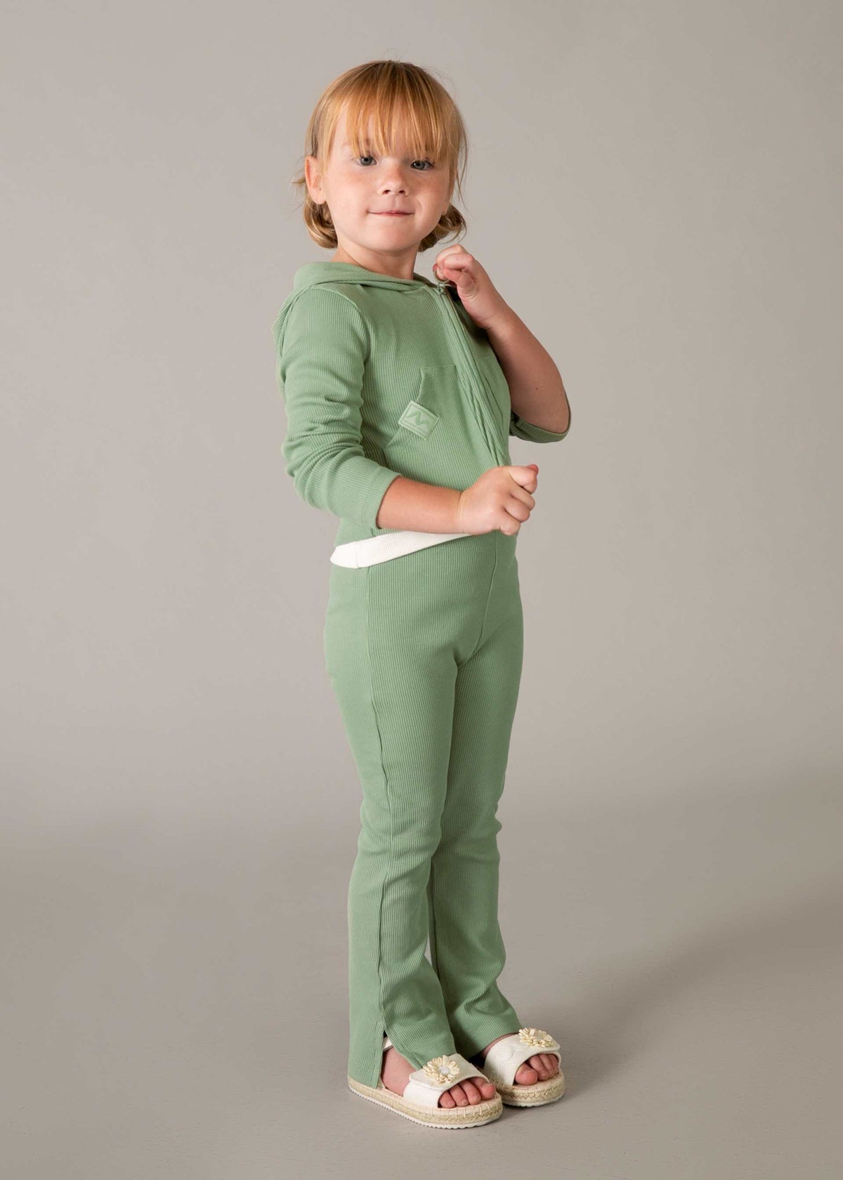 Mädchen im Trainingsanzug